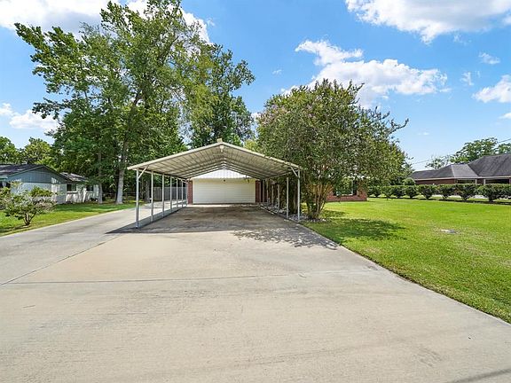4th image of 32 Hillcrest St