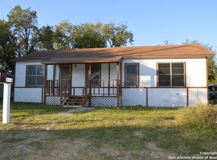 604 Crouch Ave, Devine, TX 78016