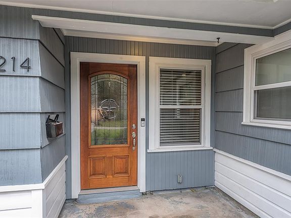 3rd image of 2214 Saxon Dr