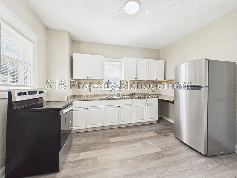 3205 E 31st St — Photo 9