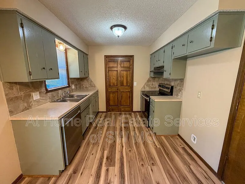 3 bed, 2.0 bath, $1,530 — Photo 3