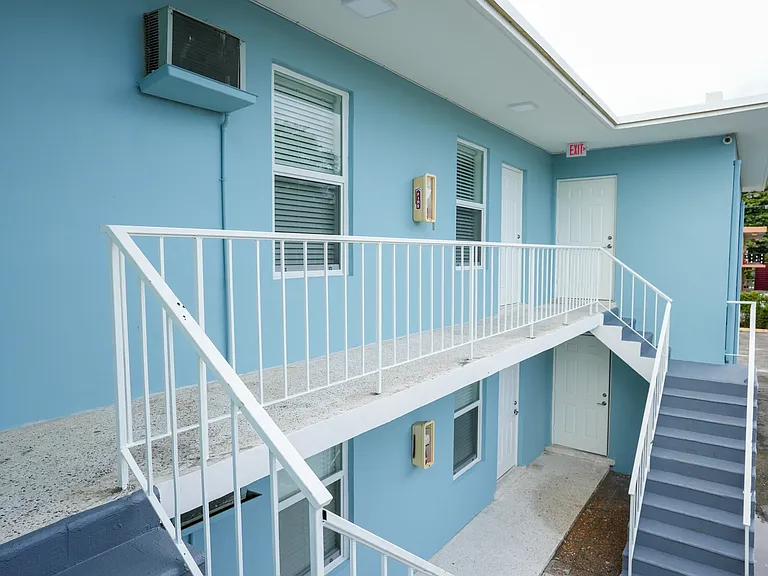 1043 NW 5th St #5 — Photo 2