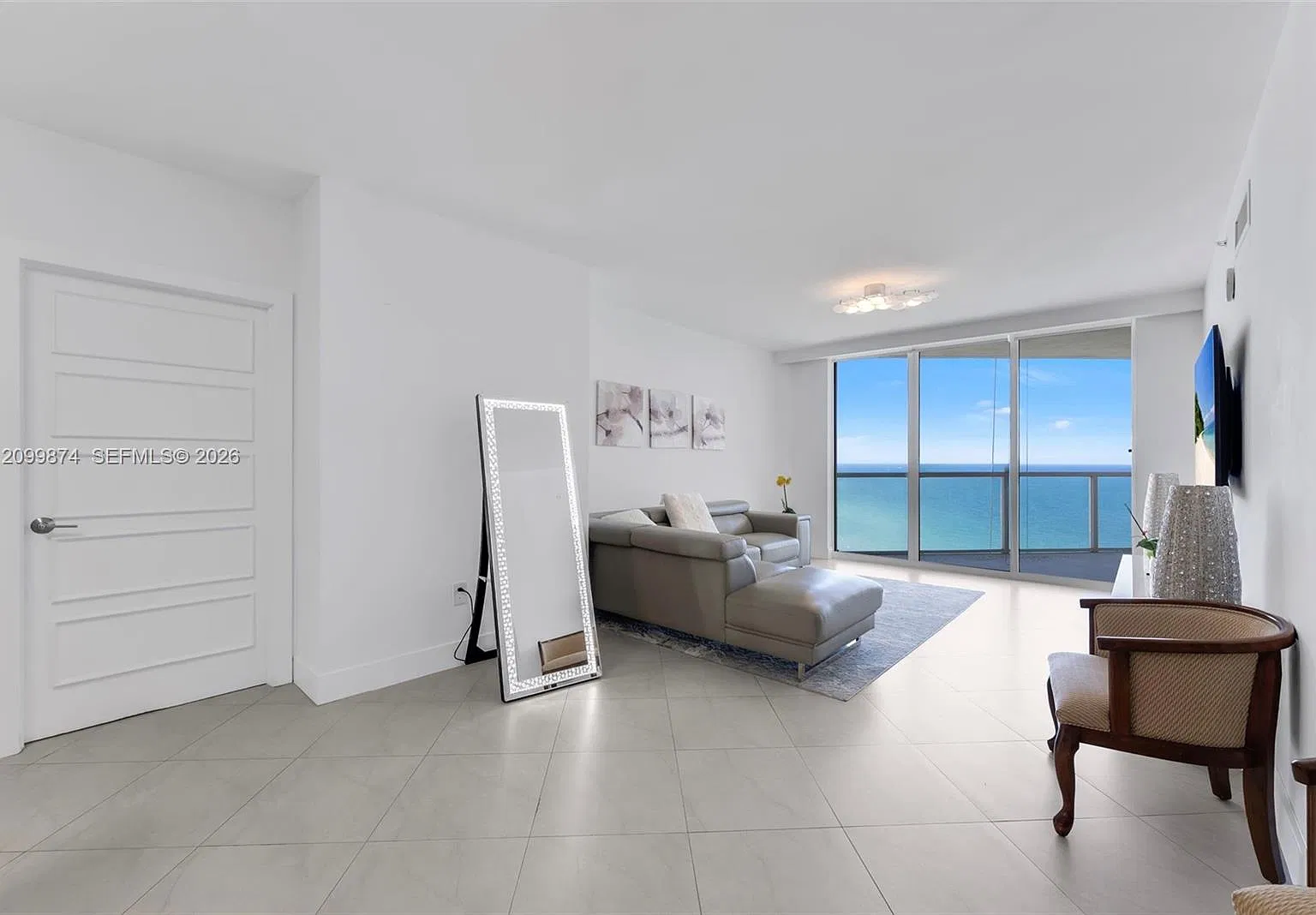 La Perla Condo — Photo 1