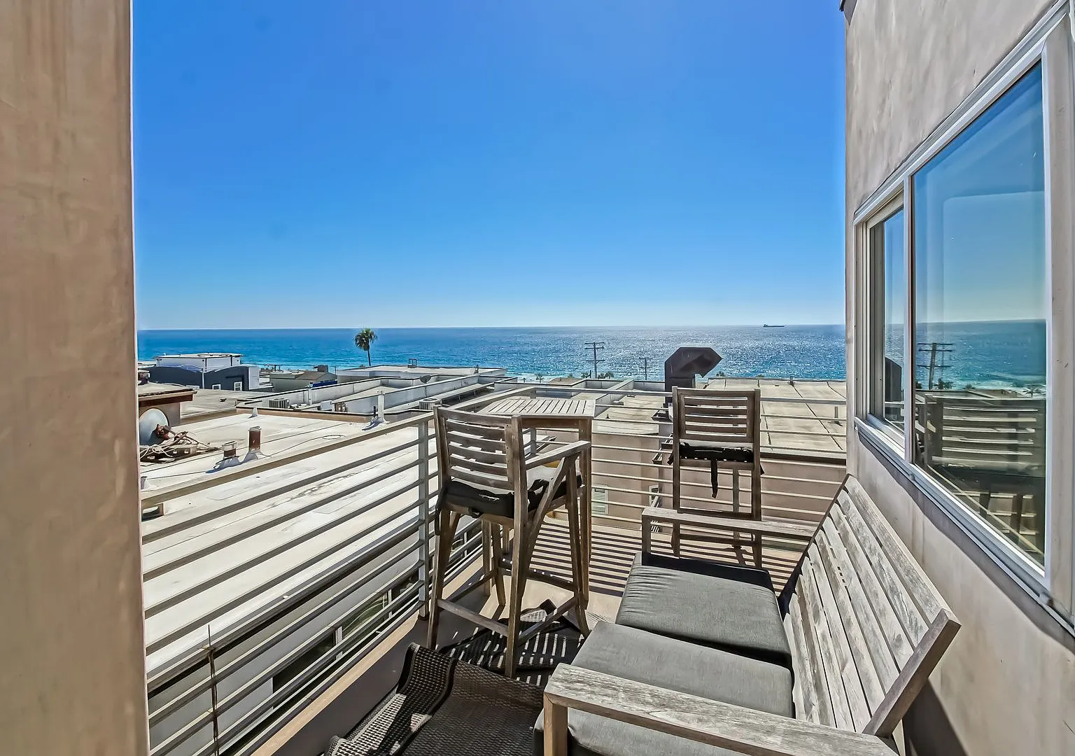 Modern, Bright & Spacious, Tri-Level Detached Townhouse W/ Unobstructed Ocean Views, 2 Balconies ... — Photo 2