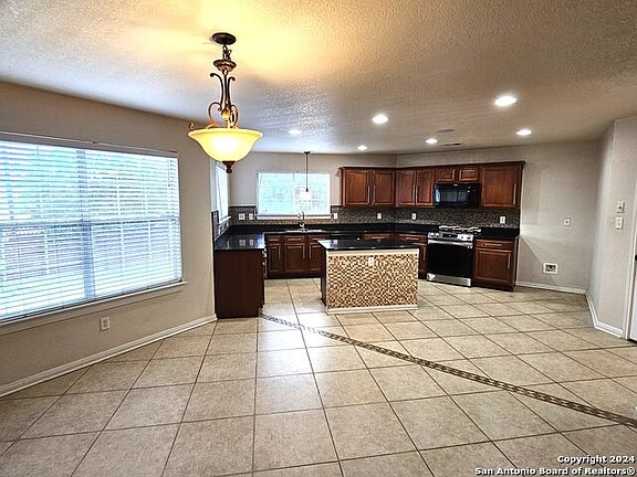 3rd image of 208 Springtree Cv