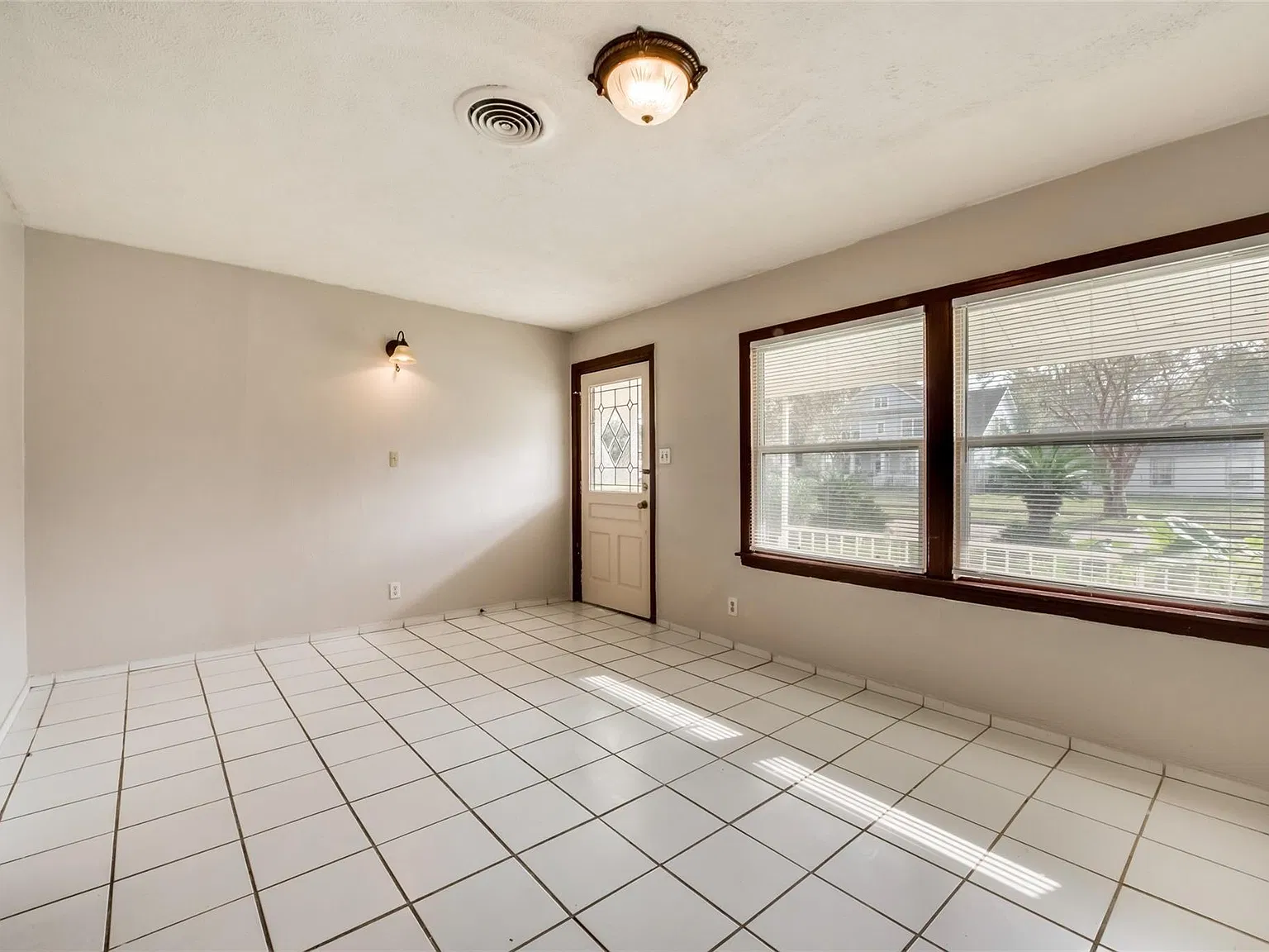 3 bed, 2.0 bath, 1903 sqft, $1,700 — Photo 4