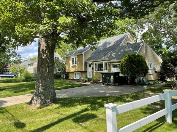 97 N Howells Point Road, Bellport Village, NY 11713