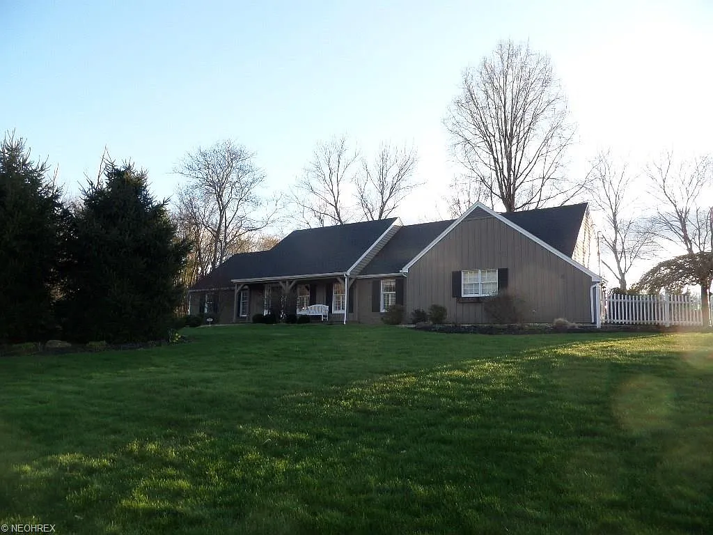 2839 Howland Wilson Rd NE photo 1