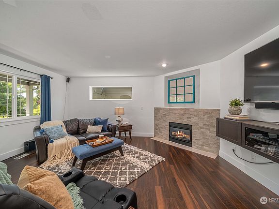 5th image of 1925 28th Avenue Ct SW