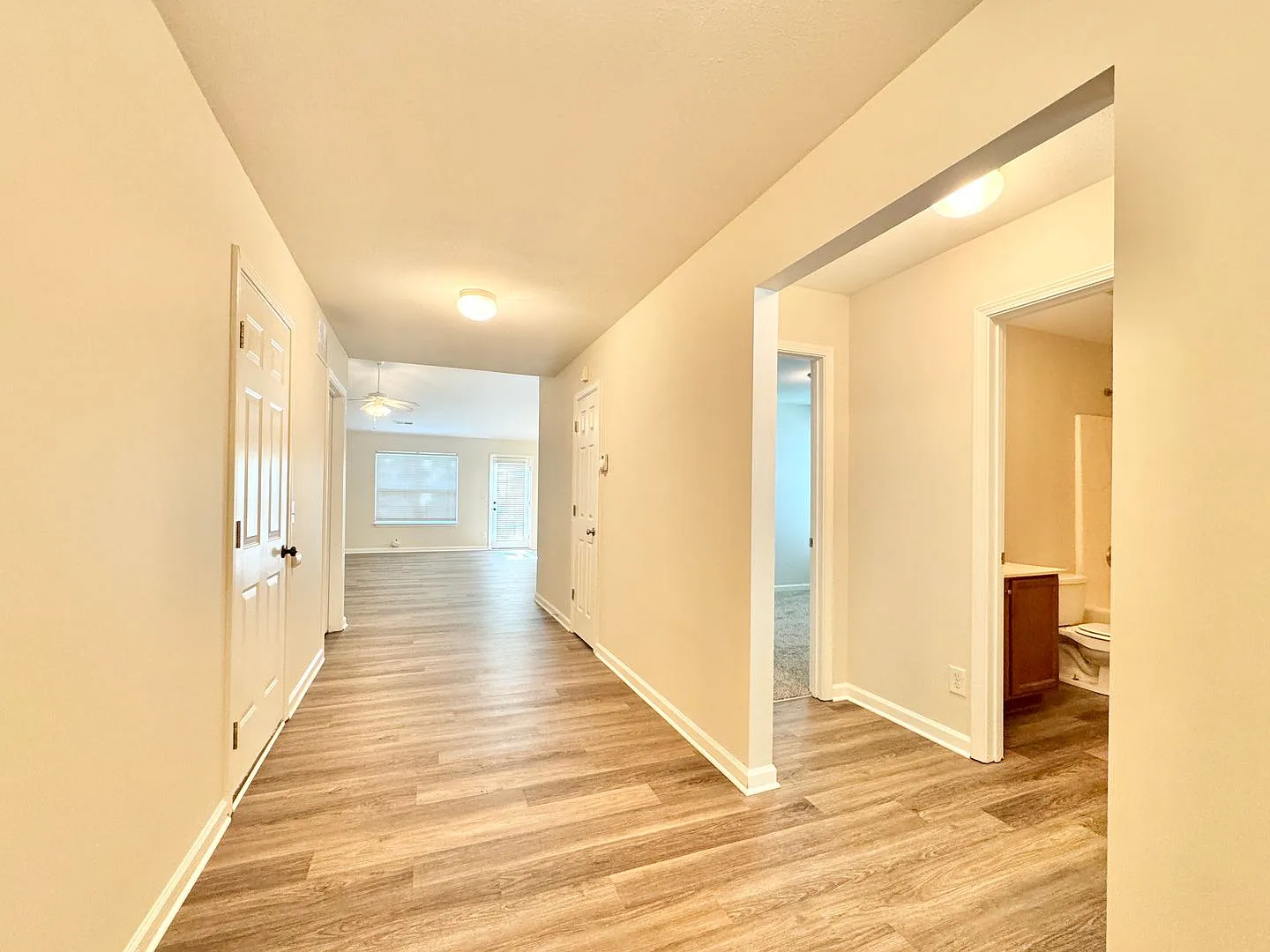 Open concept 3 or 4 BR in Manchester Subdivision — Photo 2