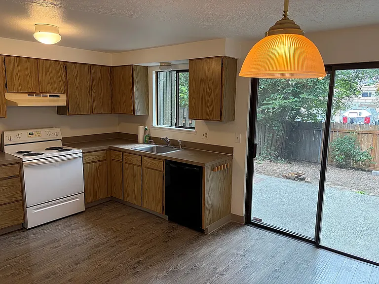 4241 SE Ivon St — Photo 2