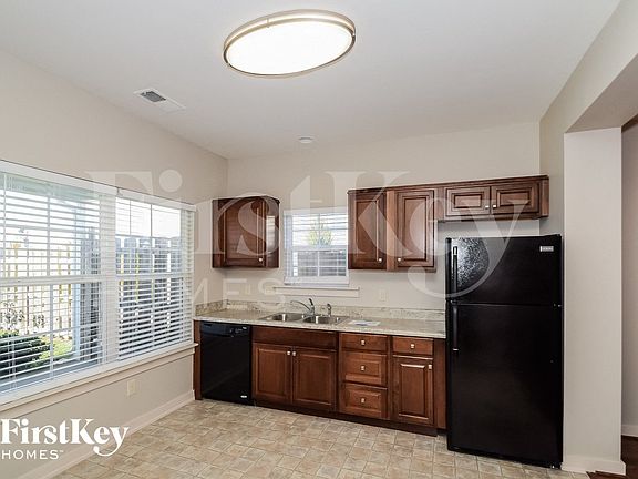 5th image of 810 Hawthorn Ln