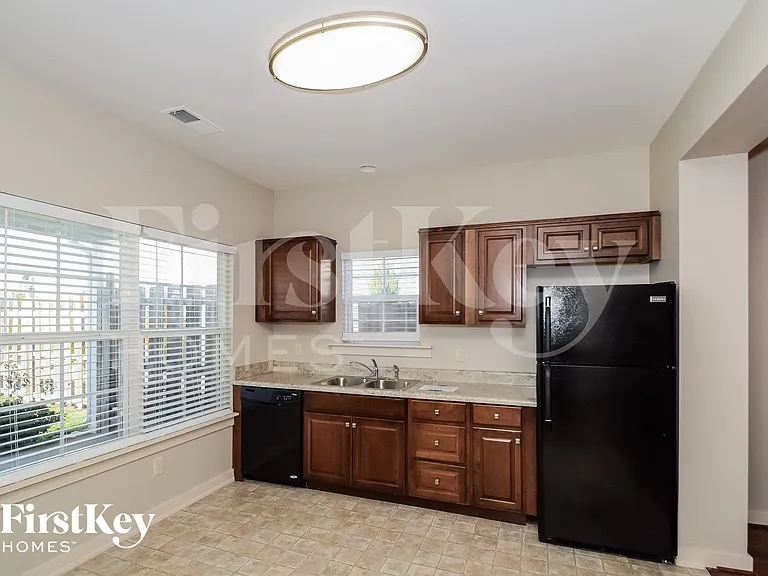 810 Hawthorn Ln — Photo 5