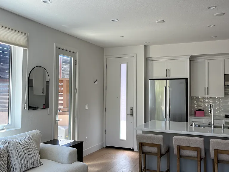 Sepulveda Cir — Photo 2