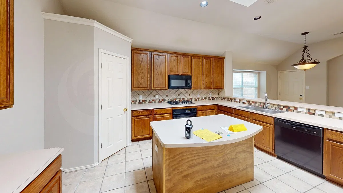 4 bed, 2.0 bath, 2252 sqft, $2,499 — Photo 3