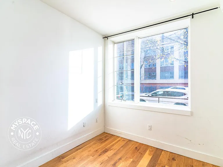 87 Montrose Ave #1R — Photo 6