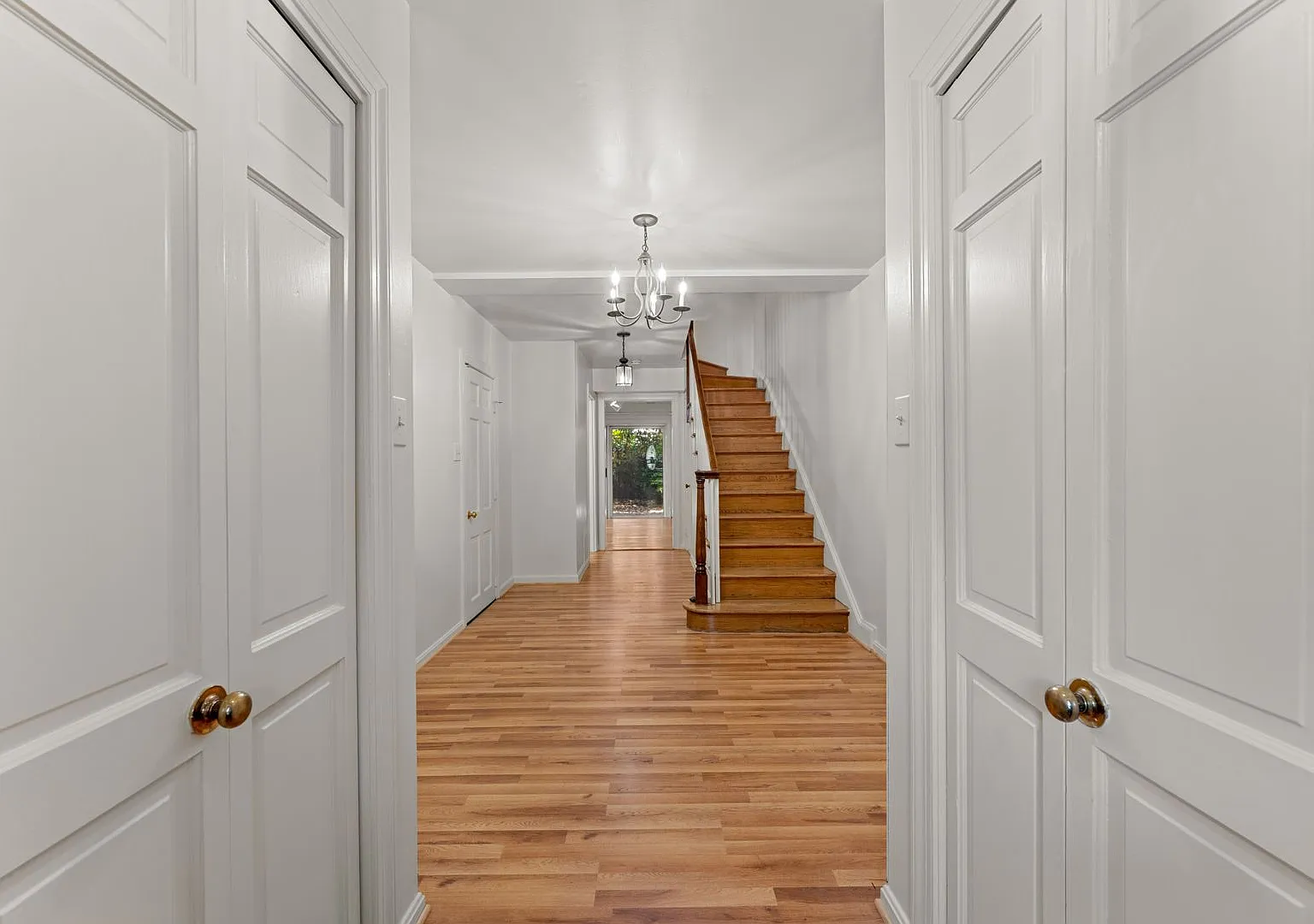 Renovated 3-Level Luxury Townhome with Private Garage Near The Wharf — Photo 4
