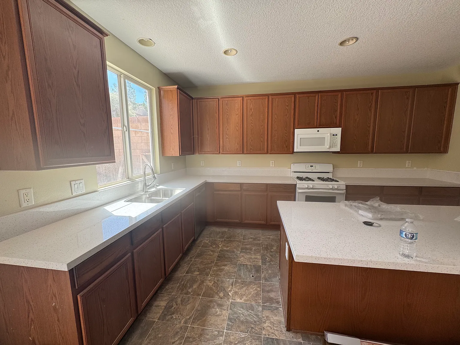 4 bed, 3062 sqft, $4,250 — Photo 3