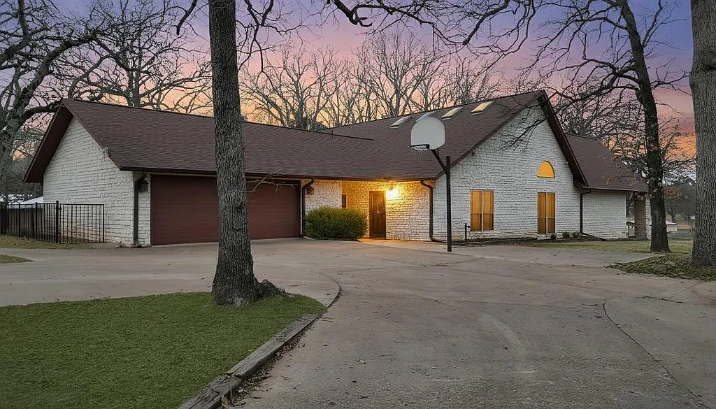 5 bed, 4.0 bath, 3790 sqft, $3,500 — Photo 3