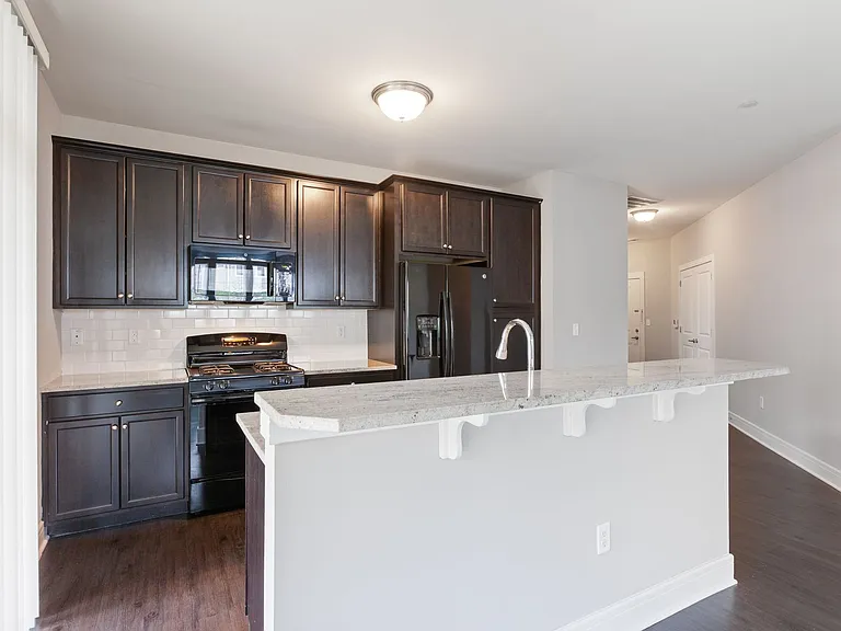 Essex Chase Apartments — Photo 24