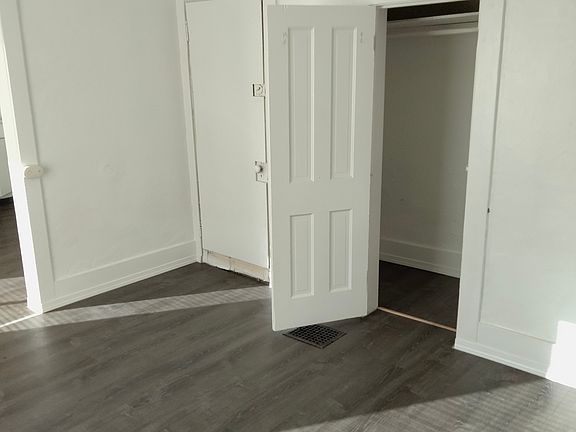5th image of 3011 E Queen Ave #3