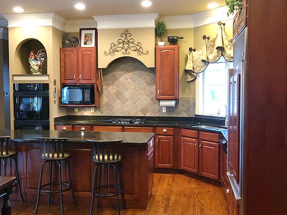 Open kitchen - custom hood