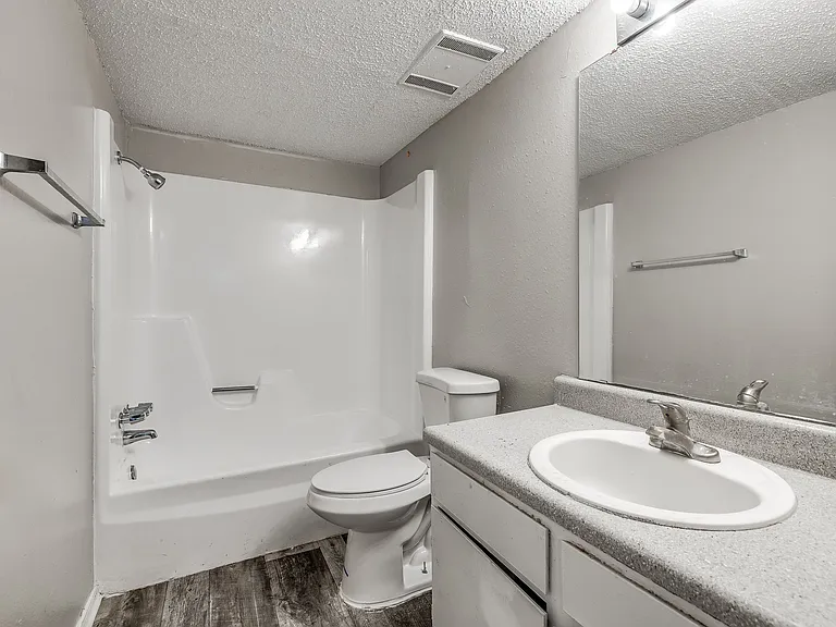 Fairfax Apartments — Photo 15