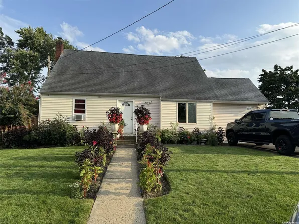 230 Saint Johns Street, Central Islip, NY 11722