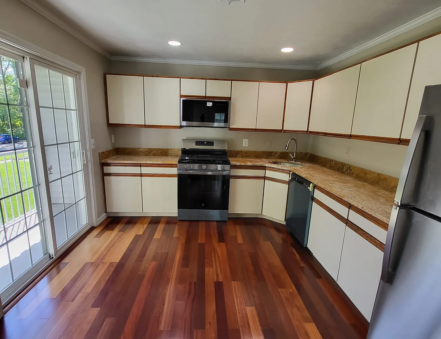 2 bed, 2.5 bath, 1272 sqft, $2,700 — Photo 3