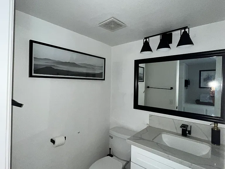 bottom bathroom (1/3)