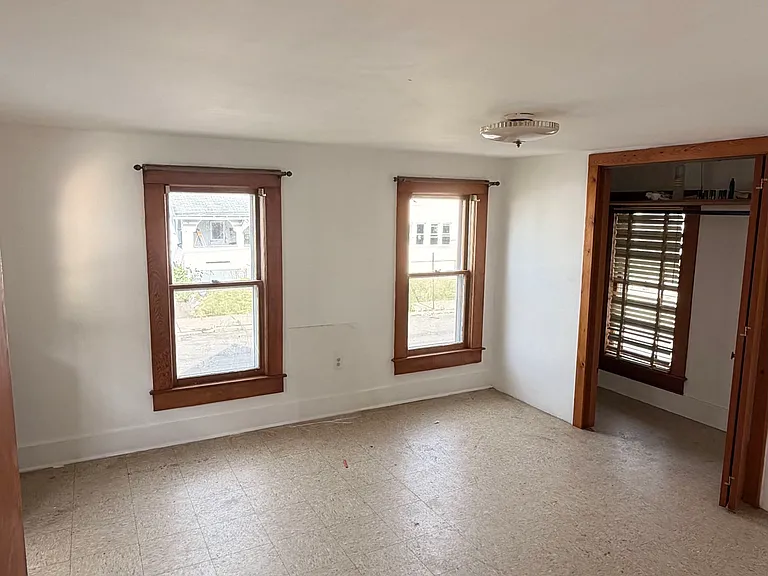 319 Oak Hill Ave — Photo 3