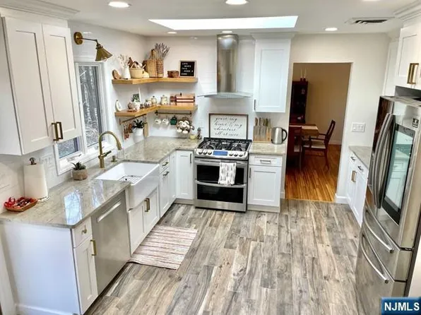 60 Eileen Dr, Mahwah, NJ 07430
