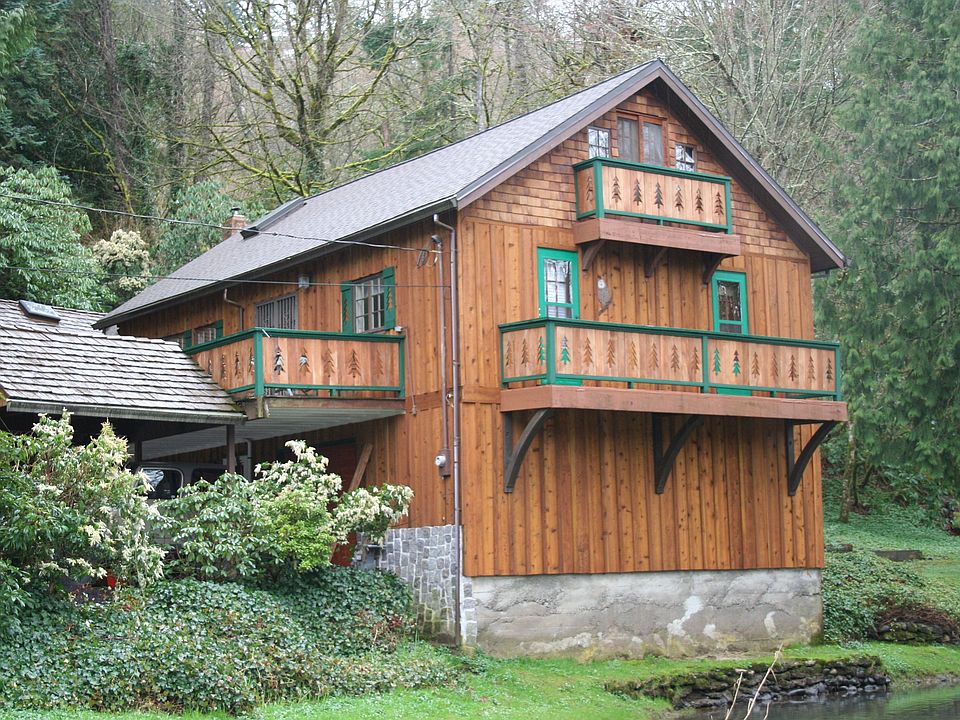 Beautiful Creekside Chalet