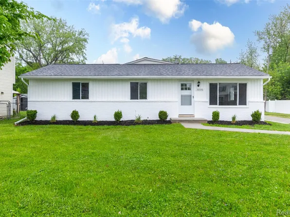32330 Robeson St, Saint Clair Shores, MI 48082