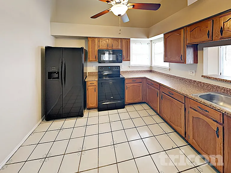 7811 Bluff Trail Dr — Photo 16