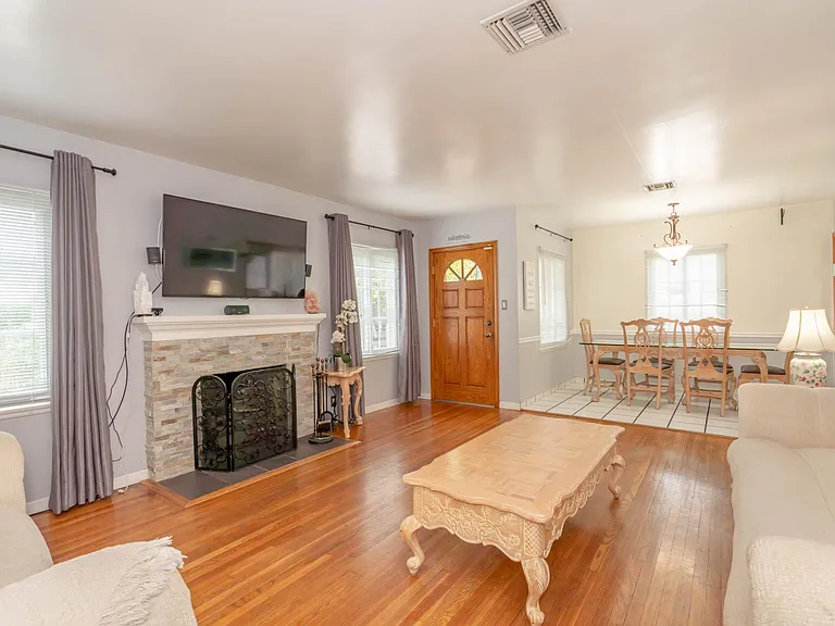 6240 Cahuenga Blvd — Photo 13
