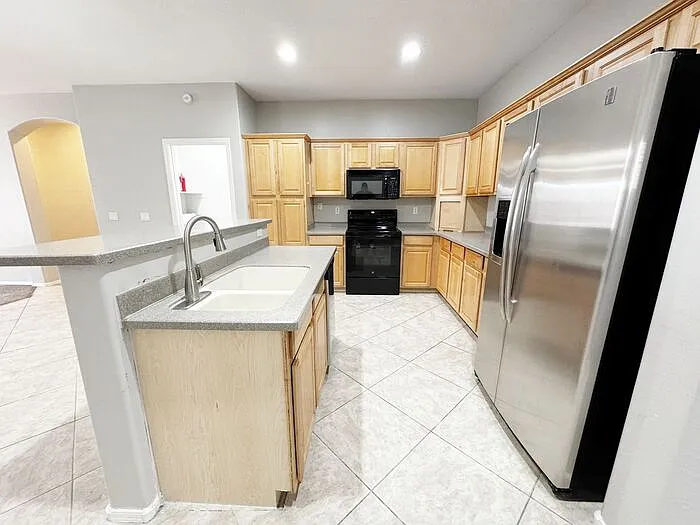 2421 W Ellis St — Photo 9