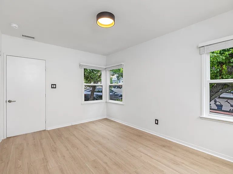 340 Avenue F — Photo 26