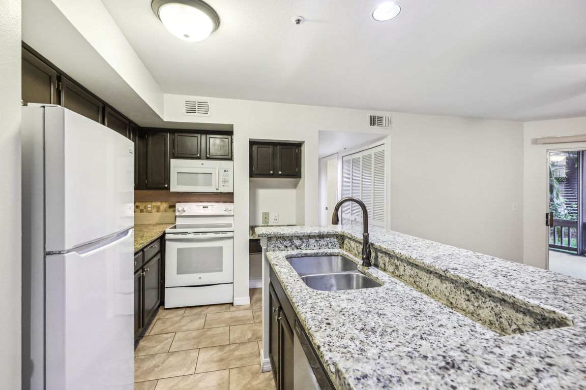 N Pin Oak Pl 112-011.jpg