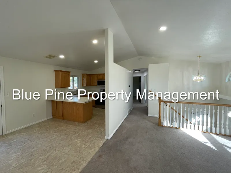4 bed, 2.0 bath, 1824 sqft, $2,000 — Photo 3