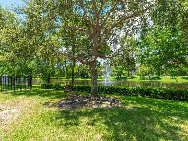 1088 Grove Park Cir — Photo 29