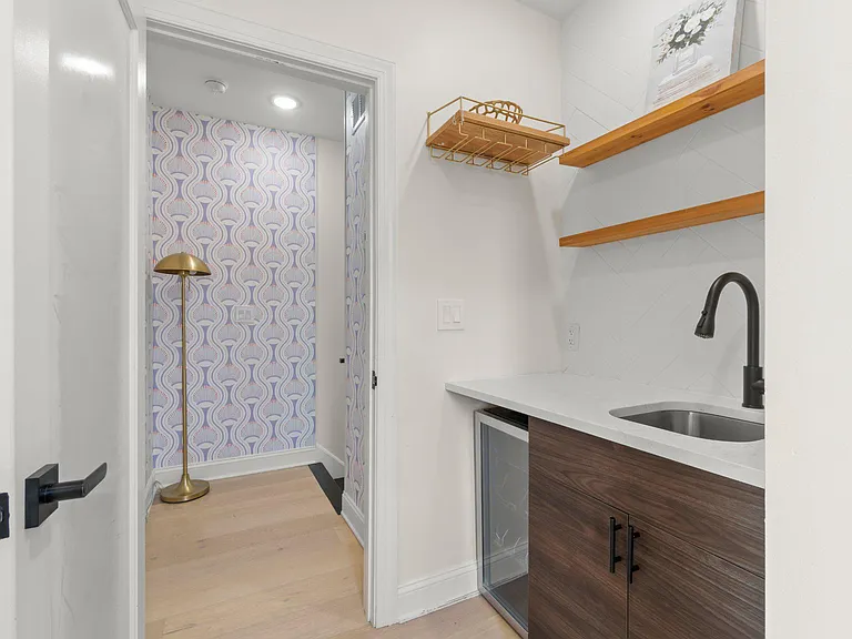 426 W Winona St — Photo 26