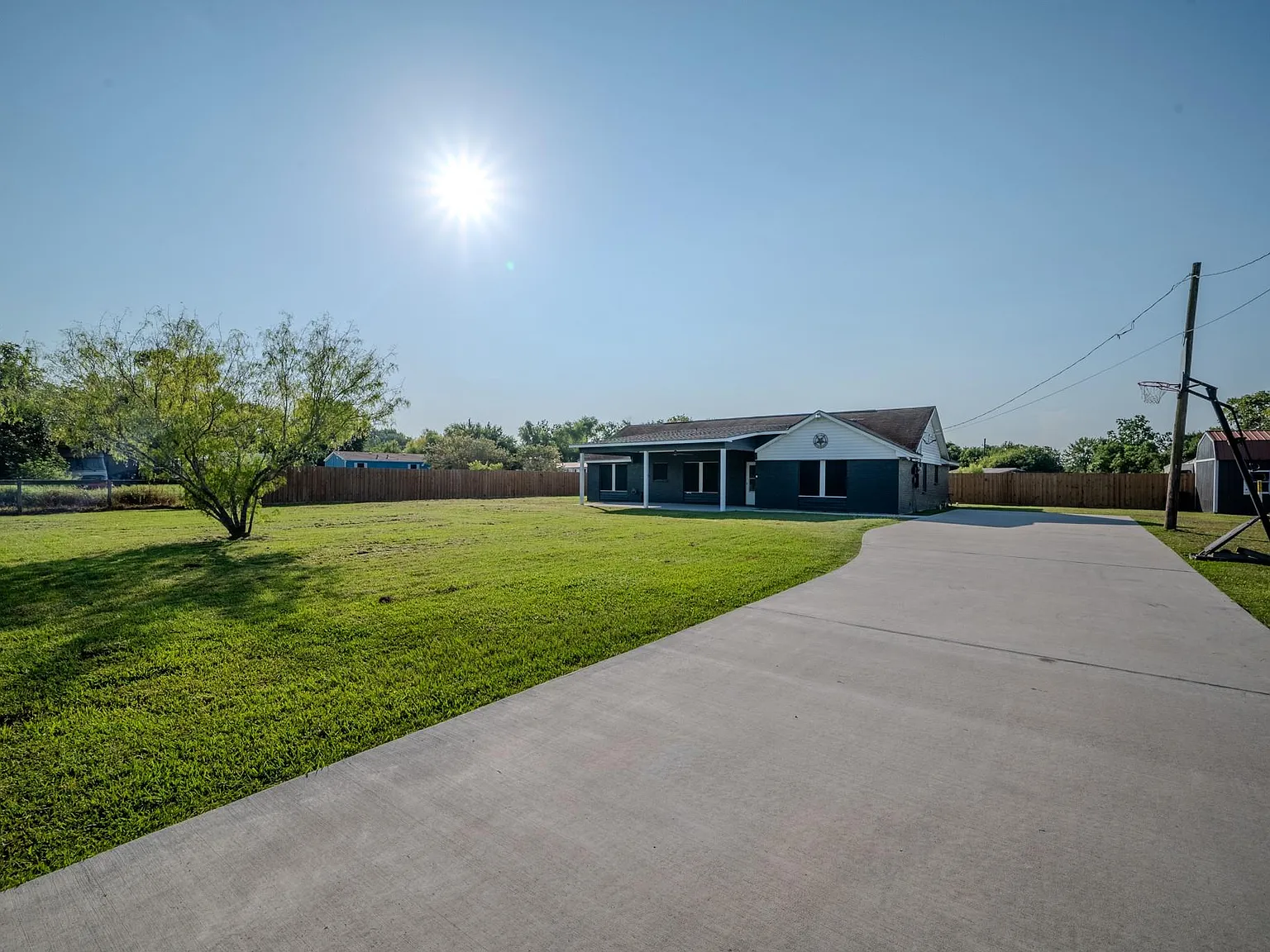 4 bed, 2.0 bath, 1732 sqft, $2,100 — Photo 4
