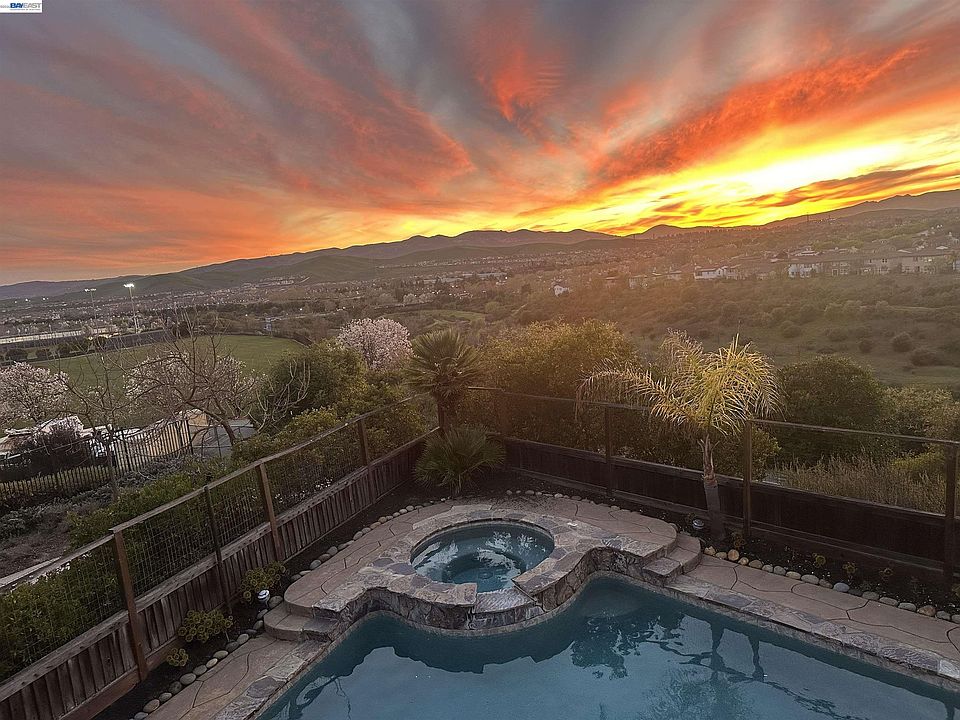 1st image of 122 Paddington Ct