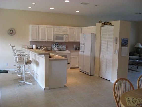 Kitchen w/ breakfast bar and pantry