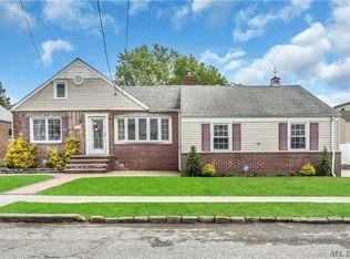 11 Edna Ct, Valley Stream, NY 11580