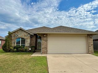 912 SW 12th St, Moore, OK 73160