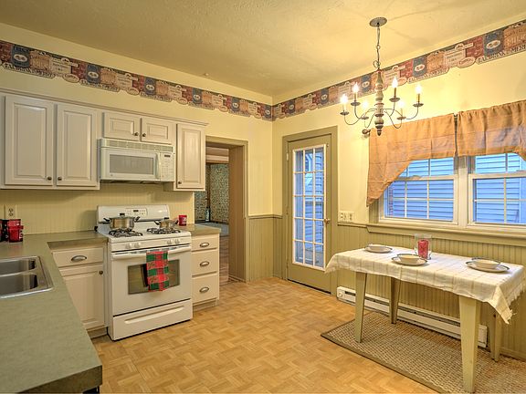 Kitchen w/gas stove