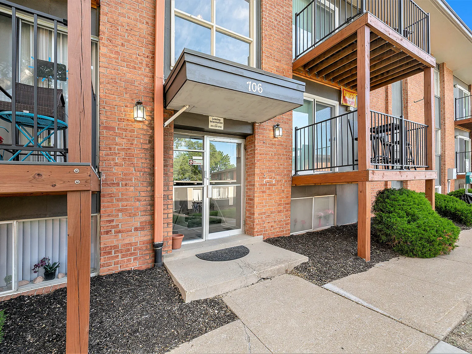 Blue Springs Apartments — Photo 1