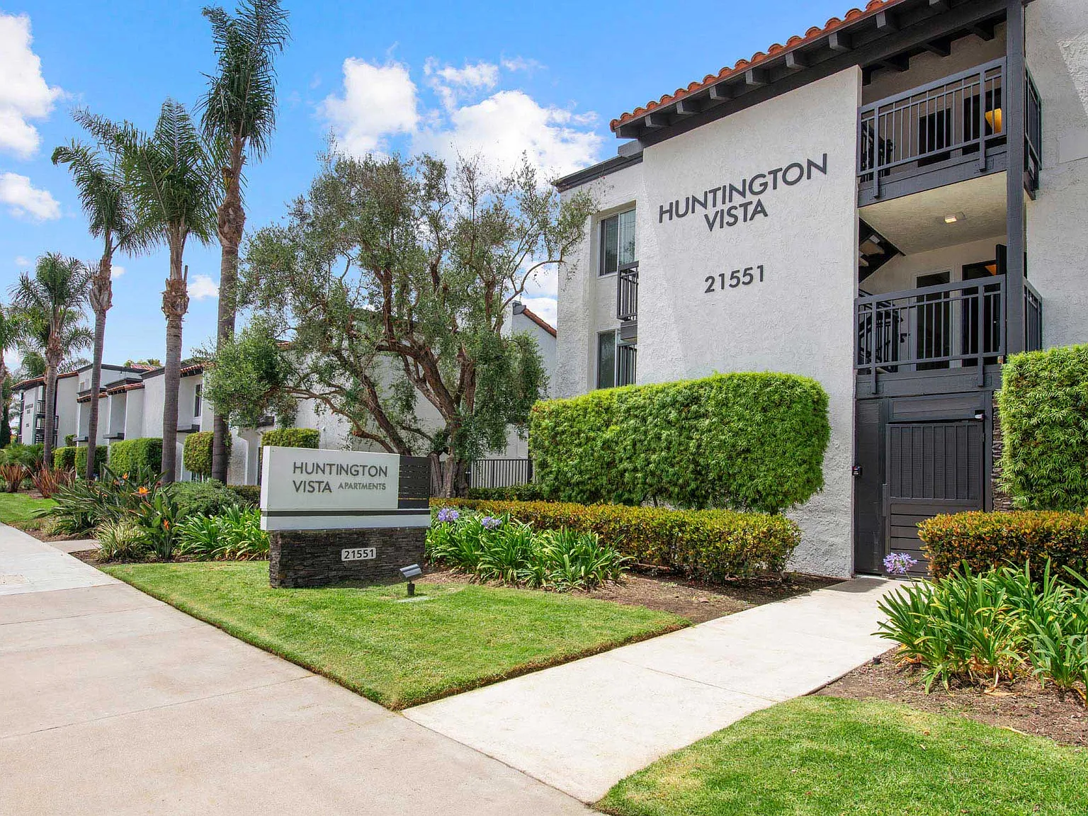 Huntington Vista — Photo 3
